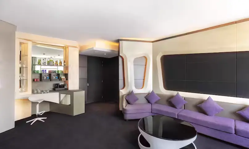 Round Bed V Suite